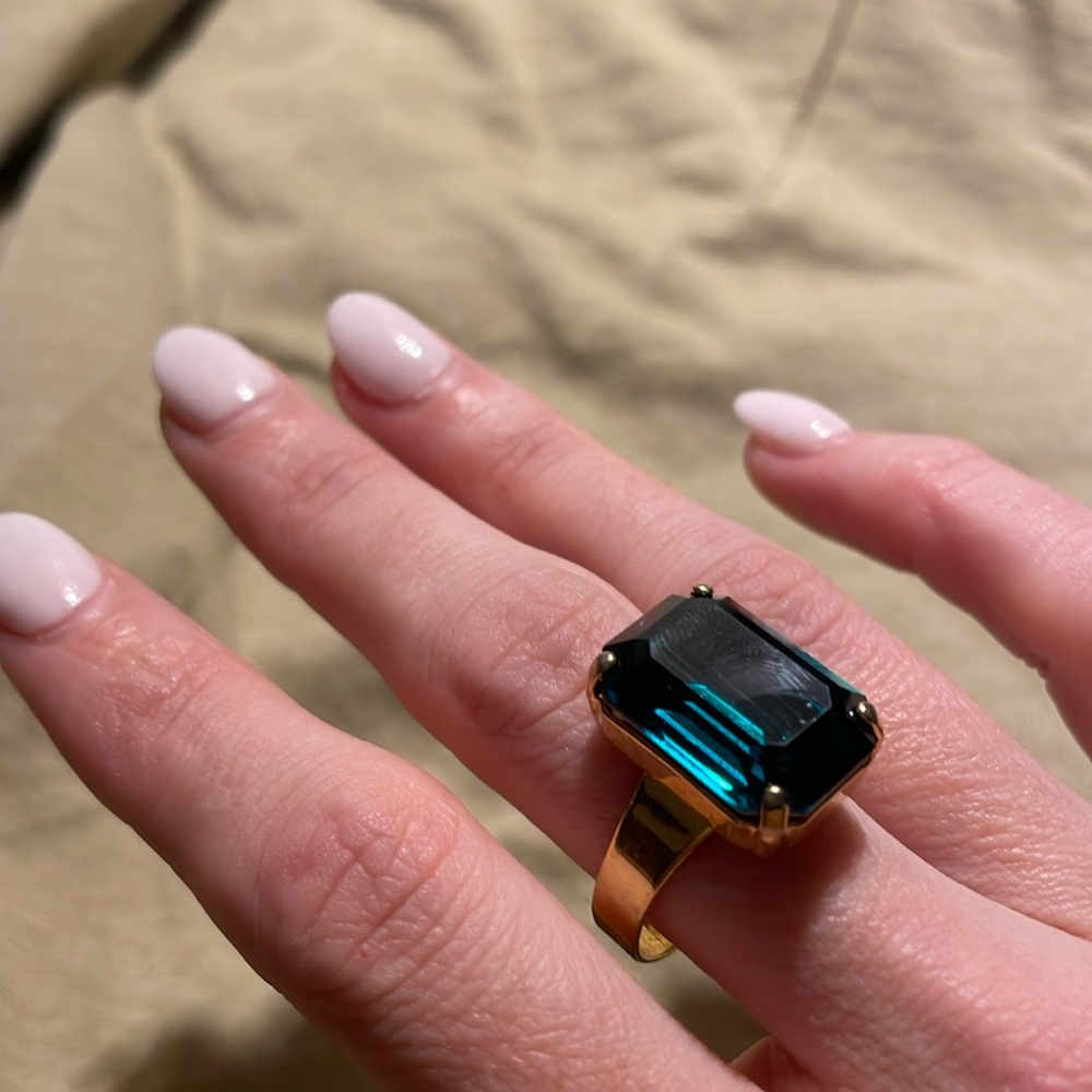 gorgeous emerald cocktail ring
